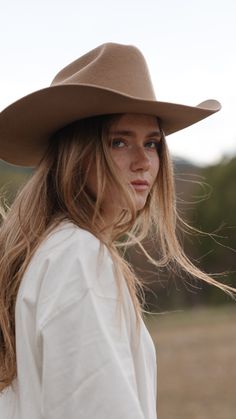 Cowgirl but make it editorial Cattleman Hat, Country Music Festival, Felt Cowboy Hats, Western Hat, Western Aesthetic, Halo Style, Wearing A Hat, Western Hats, Fashion Photography Editorial