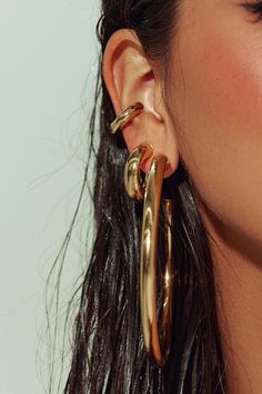 Our perfect oversized hoops fit just right. Crafted in Brazil, our 18k Gold essentials are the perfect everyday statement. Let the jaw-grazing length shine solo or stack with smaller versions. Jewelry Collection Handcrafted in Brazil 18K Gold Filled Thickness: 6mm Diameter: 3.5" Weight: 1.21 oz Waterproof Hypoallergenic Gold Hoops Aesthetic, Ear Stacks, Large Gold Earrings, Chunky Gold Jewelry, Street Style Jewelry, Earrings Outfit, Barn Dance, Minimalist Earrings Gold, Oversized Earrings