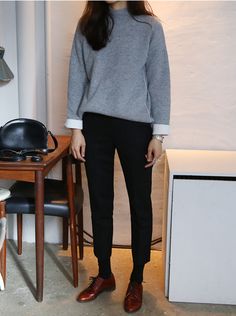 Minimal + Chic | @codeplusform Minimalist Moda, Look Formal, Pant Trends, Winter Chic, Sweatshirt Outfit, Minimal Chic, 가을 패션, Mode Vintage, Outfits Casuales