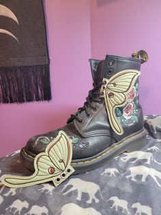 These boot wings are a beautiful addition to any style. The wings simply lace into the outer side of each shoe, boot or skate. The wings can be laced into other items such as back packs or even pet harnesses! This set mimics the look of a luna moth. The wings are about 4.5 inches tall & 2.5 inches wide. Moth Outfit, Winged Shoes, Moth Costume, Shoe Dangle, Poodle Moth, Mushroom Outfit, Lace Charms, Aesthetic Converse, Green Costume