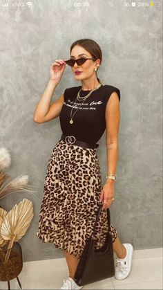 Animal Print Midi Skirt Outfit, Animal Print Skirt Outfit Summer, Animal Print Skirts Street Style, Animal Print Skirt Outfit, Leopard Print Skirt Street Style, Pollera Animal Print, Leopard Skirt Outfit, Printed Skirt Outfit, Leopard Print Outfits