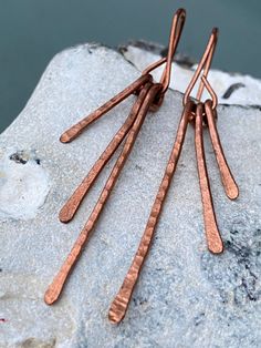 Hammered and handmade Lines copper earrings. Copper Line earring with pattern. They are designed and forged in my own workstation. All pieces are made from copper. Made with love.  Danish Design made by Merrilldesign. Handmade jewelry in copper. Buy for a gift or for yourself. Viking Earrings, Metal Jewelry Making, Silver Circle Earrings, Hammered Earrings, Basic Jewelry, Geometric Studs, Silver Earrings Handmade, Diy Wire Jewelry, Dainty Studs