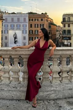 Flattering fancy dresses to take a look af for your next fancy date night. Fancy Date Night, Red Dresses Classy, Burgundy Prom Dress, Date Dresses, Date Night Dresses, Glam Dresses, How To Pose