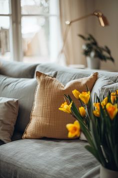 Discover comfortable sofa styles for Easter. This pin features elegant designs that enhance your living space and create a perfect area for holiday gatherings.