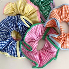 Sewing Hair Accessories Ideas, Schruncies Aesthetic, Sew Hair Accessories, Patchwork Scrunchie, Cool Scrunchies, Hair Accessories Aesthetic, Scrunchies Aesthetic, Diy Scrunchie, Cute Scrunchies