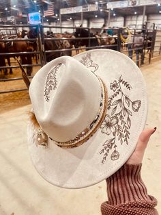 Wool Felt Western Hat, Women’s Fedora, Handmade Cowboy Hats, Branded Cowboy Hats, Custom Brim Hats, Wood Burned Hats Women, Cowgirl Hat Design, Wide Brim Hat Design, Cowboy Hat Burning