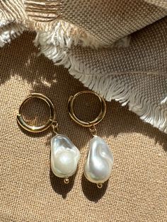 Beautiful earrings with freshwater pearls. Because the pearl is a natural freshwater pearl, there are no two pearls with the exact same shape. The gold hoop earrings add to her elegant look and the earrings go perfectly with an elegant outfit, but can also be worn every day. What makes our jewelry special? 🌊 The high-quality, gold-plated stainless steel makes the jewelry waterproof ✨ No discoloration, no green edges 🌿 Allergy friendly 🫀 Each piece of jewelry is selected with love and lovingly Wedding Jewelry Ideas For Bride Pearls, Everyday Pearl Drop Jewelry, Everyday Pearl White Pearl Earrings, Everyday Drop Pearl Jewelry, Everyday White Pearl Pendant Earrings, 14k Gold Filled Pearl Drop Earrings For Anniversary, Yellow Gold Mother Of Pearl Jewelry With Pearl Drop, Pearl White Pearl Jewelry For Pierced Ears, Minimalist Baroque Pearl Chain Earrings