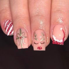 red Christmas nails: reindeer accent Birthday Nails Christmas, Christmas Nail Art Square, Nail For New Year, Rudolf Christmas Nails, Christmas Nails Acrylic Reindeer, Christmas Nails Red Reindeer, Christmas Reindeer Nail Art, Christmas Nail Art Reindeer, Noche Buena Nails