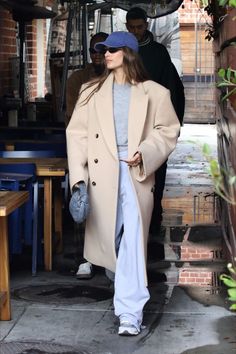 Hailey Bieber Nyc Style, Hailey Bieber Spring Outfits, Wardrobe Nyc Hailey Bieber, Heily Bieber Outfits, Hailey Bieber Style Winter, Nyc Rainy Day Outfit, Hailey Bieber New York, Hailey Bieber Fall Style, Haley Bieber Outfit