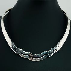 Description Rare Vintage 925 Silver Collar Choker Necklace. Clean Bold Modernist Minimalist Design Featuring Polished Concave Silver Gradually Tapering In Towards The Neck Opening. Nice Feminine Scalloped Look With Hammered Finish. Lightly Cleaned Ready To Wear. *Please Enlarge Pictures For Detail Antique Silver Metal Choker, Handmade Silver Retro Choker, Vintage Metal Choker Nickel-free, Silver Vintage Brass Choker, Vintage Nickel-free Metal Choker, Choker Collar, Collar And Cuff, Vintage Colors, Vintage Necklace