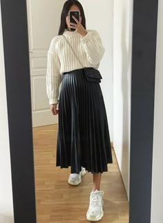 Black Plisse Skirt Outfit, Black Pleated Maxi Skirt Outfit, Long Pleated Skirt Outfit Casual, Mid Skirt Outfits Winter, Pleated Midi Skirt Outfit Winter, Black Pleated Midi Skirt Outfit, Pleated Black Skirt Outfit, Pleated Maxi Skirt Outfit, Mid Skirt Outfits