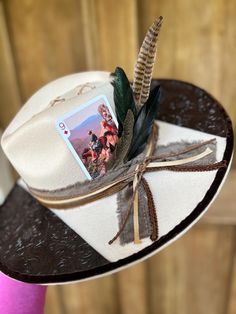 Rancher cowboy hat..🤠 Product description: felt cream wide brim/stitching/burned dot rays/leather fabric/cowboy card/feathers/multi-ribbon/torched top/suede lined brim Available now‼️ Rodeo Hat, Rancher Hat, Chapeau Cowboy, Hat Ideas, Straw Hats, Cow Boy, Cowboy Hat, Hat Making, Leather Fabric