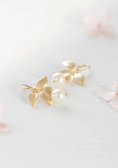 Bridal Earrings. Bridesmaid Earrings. Wedding Jewelry. These beautiful and elegant earrings are made with high quality matte gold plated orchid flowers and Swarovski round crystal pearls. Ear wires are matte gold plated over brass French hooks. The pearls can be changed to a different color or change to teardrop pearls upon your request. Measurement: Total length: approx. 1.2 inches (30mm) Swarovski pearls: 8mm ♥ Click here to see more bridal jewelries: www.etsy.com/shop/LeChaim?section_id=12609 Pearl Bridal Earrings, Gold Orchid, Orchid Flowers, Bridal Earrings Pearl, Earrings Bridesmaid, Pearl Bridal, Etsy Bridesmaid Gifts, Earrings Wedding, Bridal Party Gifts