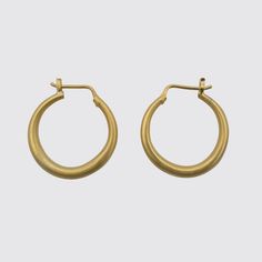 A classic everyday hoop earring, put them on, never take them off! Nice weight, easy - approx. 3/4" diameter - hinged ear wire, snap down clasp closure- EJ2201 Classic Hoop Huggie Earrings For Everyday, Timeless Everyday Hoop Earrings, Yellow Gold Hinged Hoop Earrings For Everyday, Small Hinged Hoop Earrings As Gift, Everyday Yellow Gold Hinged Hoop Earrings, Everyday Small Hoop Hinged Earrings, Small Hoop Jewelry For Everyday Use, Classic Yellow Gold Jewelry For Everyday, Everyday Tarnish-resistant Oval Hoop Earrings