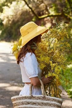 Cotton Crusher Hat | Terrain Cute Summer Hats For Women, Farm Day Outfit, Hat Looks For Women, Summer Hats For Women Outfits, Boho Hats For Women, Gardener Hat, Straw Hat Outfit, Summer Vacation Outfit Ideas, Straw Hats Outfit