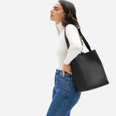 The Italian Leather Studio Bag Black – Everlane Everlane Bag, Chic Travel Outfit, Comfortable Travel Outfit, Leather Studio, Capsule Wardrobe Casual, Bodysuit And Skirt, Studio Bag, Jeans And Flats, Travel Capsule Wardrobe