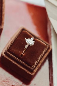 Pear Engagement Ring Aesthetic, Ring Three Stone, Three Stone Engagement Ring, Zierlicher Ring, Moissanite Necklace, Types Of Diamonds, Moissanite Earrings, Ring Ideas, Local Jewelry