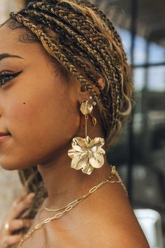 Close up of model wearing the Gianna Gold Flower Dangle Earrings. These are gold 3d flower dangle earrings. Expensive Earrings, Gold Flower Earrings, Earrings Outfit, Flower Dangle Earrings, Expensive Jewelry Luxury, Formal Outfits, Jewelry Luxury, Expensive Jewelry, Gold Flower