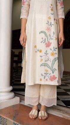 Everyday Suits Indian, Applique Suits Designs, Minimal Embroidery Design Kurta, Painting On White Kurti, Muslin Suit Designs, Panel Kurti Design, White Combination Dress, Fabric Painting Designs For Kurtis, Applique Kurta