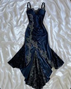 1800s Gothic Fashion, Siren Outfit Ideas, Romantic Goth Dress, Performing Outfits, Alternative Dresses, Dress Types, Inai Pengantin, Whimsical Dress