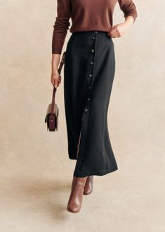 Long skirt;Slightly flared;Buttons on the centre front;Side length: 96 cm / 37.8 in (size EU36/UK8) Fashion Styles Types, Business Casual Skirt, Short Pollera, Long Skirt Fashion, Skirt Outfits Fall, Interesting Outfits, Fashion Corner, Winter Skirt, Floral Print Skirt