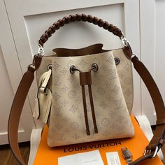 BRC Fashion Lu-Vi Bags - 13243 A+ Excellent Quality copies; Contact us if you've any questions in your mind. Trendy Tote, Crossbody Tote, Top Collection, Lv Bag, Coco Chanel, Cute Bag, Bag Tags, Urban Fashion, Crossbody Shoulder Bag