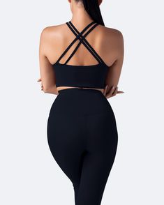 Low-key design with a dash of playfulness - a must-have sports bra for every comfort-loving lady out there! Wear it with shorts, leggings, skirt or even jeans - your outfit will look effortlessly a-a-amazing 100% of the time. Dance Leggings, Short Noir, Low Impact Workout, Short Leggings, Black Tank, Sports Leggings, Jet Black, Black Tank Tops, Breathable Fabric