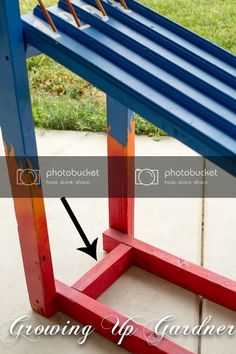 a blue and red bench with an arrow pointing to the bottom right hand corner that has been painted