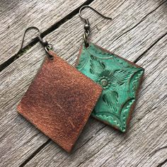 Inspirational Crafts, Tooled Leather Earrings, Leather Brooch, Leather Working Patterns, Leather Jewelry Diy, Leather Crafting, Leather Jewellery, Leather Ideas, Leather Stamps