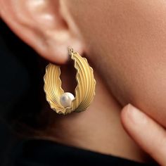 Discover oceanic opulence with our Italian-crafted large 14k or 18k gold hoop earrings, adorned with a pristine white natural sea pearl. These exquisite earrings feature a ribbed shell shape, reminiscent of Venus's iconic shell. Designed and meticulously crafted in Italy by Oltremare Gioielli, they encapsulate timeless beauty and luxury 14k or 18k gold diameter 28mm width 11mm 7/7.5 mm Akoya natural sea pearl diameter simple yet refined designed and manufactured in Italy Luxury Yellow Gold Refined Pearl Earrings, Italian Engagement Ring, Italian Gold Jewelry, 14k Gold Hoop Earrings, Italian Jewelry, Sea Pearl, Pearl Hoop Earrings, Sea Pearls, Gold Hoop