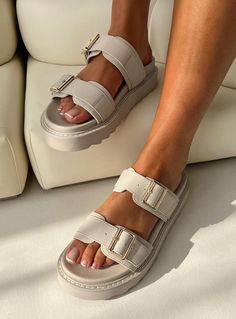 Ma Belle Sandals Cream Summer Sandals 2024, Outfit Estate, Dior Sandals, Cream Sandals, Timeless Shoes, Trendy Sandals, Sandals Outfit, Trending Sandals, Cream Shoes