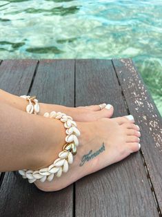 A must have accessory for the beach loverThese Bermuda Cowrie Shell anklets are made from sustainable cowrie shellsthreaded onto cotton stringThey feature gold cowrie shells and gold beadsOne Size. Cowrie Anklet, Boho Accessories Jewellery, Cowrie Bracelet, Cowrie Shell Anklet, Bee Aesthetic, Denim Hacks, Afro Jewelry, Cowrie Shell Bracelet, Handmade Rakhi Designs