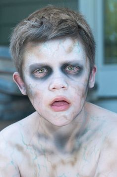 Kids Zombie Makeup, Zombie Face Paint, Makeup Zombie, Zombie Kid, Halloweenský Makeup, Zombie Prom, Zombie Face, Makeup Effects, Zombie Walk