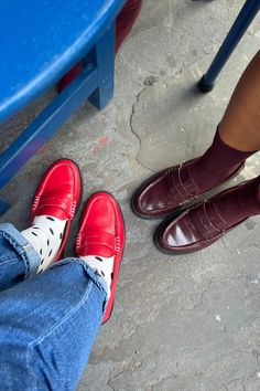 Preppy Chic in Steve Madden's Fall 2024 collection features standout boots and loafers. Combining contemporary trends with ‘90s nostalgia, it includes sleek loafers, platforms, distressed knee-high boots with rhinestones, tassels and metallic accents. Available in pops of red as well as bordeaux, rich burgundy / wine red, black, chic chocolate brown suede, these pieces are ideal for back-to-school & autumn outfits. Perfect for pairing with dresses, jeans, shorts, and skirts. Wine Shoes Outfit, Style Women’s Loafers, Outfits With Loafers, Red Skirt Outfit, Loafers Outfits, Steve Madden Loafers, Burgundy Shoes, Gentleman Shoes, Leather Socks