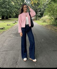 Style Pink Cardigan, Cropped Pink Cardigan Outfit, Millennial Fashion, Oversized Pink Cardigan Outfit, Pale Pink Cardigan Outfit, Pink Flats Outfit, Pink Cardigan Street Style, Pink Vest Outfit, Pink Cardigan Outfit