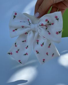 Embroidered Photography, Diy Hair Accessories Tutorial, Hair Bows Diy Ribbon, Hair Accessories Tutorial, Embroidered Hair Bows, Girls Hair Bows Diy, Bow Embroidery, Bridal Jewellery Inspiration, Diy Hair Accessories Ribbon