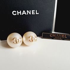 These Gorgeous Chanel Earrings Are In Great Condition. Each Earring Consists Of A Beautiful Large Faux Pearl With Goldtone Cc Logos At The Center. There Is Also An Authentic Chanel Stamp On The Back Of Each Earrings. There Are No Scratches To The Faux Pearl. Jewelry Chanel, Chanel Earrings, Chanel Jewelry, Chanel Paris, Earrings Color, Round Earrings, Faux Pearl, Dubai, Gold Jewelry