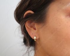 ❤More Style at https://www.etsy.com/ca/shop/HintFineJewelry BOY FREIND CHUNKY HOOP HUGGIES Small but statement, the Bold Huggies are a chunky upgrade to your everyday earrings. Wear on their own for a super chic vibe, or stack them up with daintier pieces for a curated look. ----------------♥ DETAILS ♥-------------------- * Sold As Pair * Dimensions: Hoops are 11.5mm in outer diameter, width 4mm ----------------♥ MATERIAL ♥-------------------- Gold Finish: 18K Gold Plated on Sterling Silver Silv Handmade 14k Yellow Gold Huggie Earrings, Handmade Huggie Earrings For Anniversary, Handmade 14k Gold Huggie Earrings For Everyday, Handmade 14k Gold Huggie Earrings, Chunky Gold Hoop Earrings, Small Gold Hoop Earrings, Chunky Hoop Earrings, Rural Area, Huggie Earrings