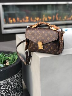 Louis  Vuitton Pochette Metis Lv Metis Pochette, Metis Louis Vuitton, Mochila Louis Vuitton, Lv Metis, Louis Vuitton Wallpaper, Lv Crossbody Bag, Louis Vuitton Nails, Louis Vuitton Metis