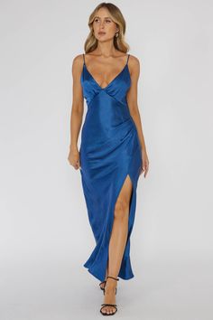 Plunging Neck Dress, Satin Clutch, Veil Hairstyles, Prom Dress Inspiration, Black Party Dresses, Maxi Dress Navy, Dress Inspo, Blue Bridesmaids, Pleated Maxi Dress