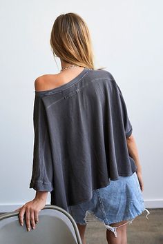 Relaxed Fall T-shirt With Shirttail Hem, Relaxed T-shirt With Shirttail Hem For Fall, Relaxed Shirttail Hem T-shirt For Fall, Spring Oversized V-neck T-shirt, Relaxed Everyday Tops For Fall, Baggy Crew Neck Summer Top, Effortless Crew Neck Spring Top, Baggy Crew Neck Top For Summer, Soft-washed Relaxed Fit V-neck Tops