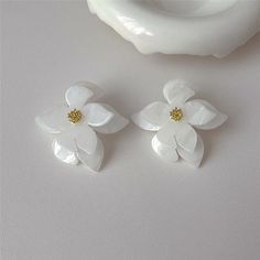 48953542279488 Handmade White Dangle Clip-on Earrings, Chic Pearl Drop Clip-on Earrings For Wedding, White Feminine Pearl Earrings, Chic White Flower Drop Earrings, Chic Handmade Clip-on Earrings For Gift, Elegant Gold Flower Jewelry, Chic White Gold Single Earring, Elegant Flower-shaped Gold Jewelry, Elegant Gold Floral Jewelry