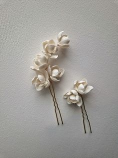 Magnolia-inspired hairpin set of 2 made with intricately handsculpted clay flowers and each flower's centre is finished with a freshwater pearl. Handwired onto silver or gold hairpin. Sent beautifully packaged in Medze Bride gift box. As Mqgnolia hairpin set is made to order I cannot accept refunds/exchanges. But if you have any problems with your order please email me and I'll be happy to help you. Magnolia Wedding Flowers, Magnolia Jewelry, Bridal Party Hair, Magnolia Wedding, Flower Hair Pins, Bridal Hairpiece, Hair Accessories Bridal, Gold Hair Pin, Clay Flower