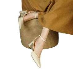 SPECIFICATIONSWomen's dress shoes: Women's loafersShoes: womens shoesheeled shoes women: heels women luxurywomen's boots trend 2024: sharpwomen's sandals with heels: High heelswomen's sandals 2024: Womens shoesround toe: gold heelselegant woman heels: low heel shoes elegant womenPlatform shoes: High heels shoeDropshipping: luxury brand woman shoeBrand Name: KukomboModel Number: Dropshipping5352532Style: fashionFashion Element: BucklePump Type: basicFit: Fits true to size, take your normal sizeHe Heels Low Heel, Sandals With Heels, High Heels Elegant, Woman Heels, Heels Elegant, Shoes Elegant, Trend 2024, Women Heels, Women Platform Shoes