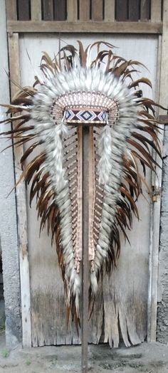 Long Brown Indian Headdress Replica made with rooster dyed feathers with beaded band in the front This great adult headdress is entirely handmade and truly adorable. Perfect photography prop for your special occasion. Ties in the back for a perfect fit. This will be precious for your costume, or even room decor. Head circumference: 59 centimeters / 23 inches ✈️ Worldwide shipping 🐤 I only use authentic feathers ⛺️ I guarantee highest quality, 100% hand-crafted Native American Headpiece, Diy Indian Headdress, Eagle Headdress, Headdress Diy, Native Headdress, Indian Headress, American Indian Decor, Indian Headpiece, Indian Chief Headdress