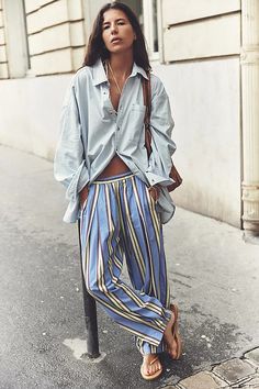 We The Free Freddie Shirt | Free People Button Down Outfit, Oversized Shirt Outfit, Button Down Style, Oxford Blue, Looks Street Style, Streetwear Fashion Women, Menswear Inspired, Looks Style, Fit Inspo