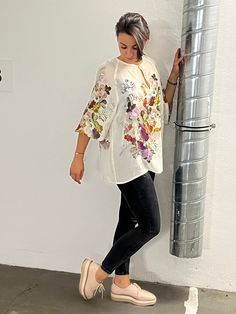 Long sleeve floral tunic. Loose-fitting blouse with elastic on the sleeves. Fastens with a button on the neckline. Tunic made of linen fabric for leisure and the office. Goes well with trousers and jeans, high shoes or sneakers. We choose the fabrics for our clothes with love and care. We want you to feel great in them. We make quality garments for sustainable fashion. We do not accept returns or exchanges for this product if we have made it to your individual measurements.  Join our audience fo Floral Print Tunic Tops For Fall, Bohemian Blouse With 3/4 Sleeve Floral Print, Spring Patterned Tunic Blouse, Bohemian Floral Print Top With 3/4 Sleeves, Flowy Floral Print Tunic Top, Spring Daywear Tunic Tops, Spring Tunic Tops For Daywear, Casual Tunic Blouse For Brunch, Spring Blouse With Floral Embroidery And 3/4 Sleeves