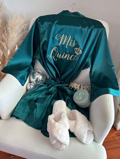 "Celebrate your special Quinceañera with our beautiful Mis Quince Satin Robe, a perfect addition to your memorable day! Crafted from high-quality soft silky satin, our Quinceañera robe ensures a luxurious and comfortable experience while getting ready for the celebration. Our robes come with inner side pockets!  Customize your robe with glitter text or mirror metallic for that extra touch of glamour! Choose from a variety of glitter or metallic options to make your Mis Quince Robe uniquely yours Emerald Green And Gold Chambelanes, Emerald Green Quinceanera Surprise Dance Outfit, Chambelan Emerald Green, Chambelanes Outfits Quinceanera Emerald, Dark Teal Quinceanera Theme, Emerald Green Quince Robe, Dark Green Chambelanes Outfits, Quince Robe Ideas, Mis Quince Robe