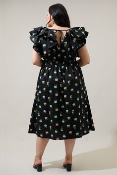 Sweet to the touch, this floral midi dress is perfect for any spring occasion. Ruffle layered cap sleeves take the spotlight, joining a split neckline and maintaining a sheath style silhouette with pleats along the waistline. A tie back detail holds the dress together, while a smocked waist at back adds shape. Wear it with strappy heels and you're good to go! - Smocked- Split neckline- Pockets- Tie back- Color: Blk Coral GreenSize + Fit - Model is 5'10" and wearing size 2X- Measurements taken fr Shape Wear, Back Details, Floral Midi Dress, Strappy Heels, Tie Backs, Tie Back, Cap Sleeves, Smocking, Fitness Models