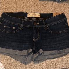 - Never Worn - Tags Still On - Short Short, Low Rise - W: 26” - In Perfect Condition Hollister Low Rise Shorts, Cute Low Rise Jeans, Short Shorts Outfit Women, Short Shorts Outfit, Low Waisted Shorts, Low Waist Shorts, Jean Short Shorts, Cool Shorts, Low Rise Jean Shorts